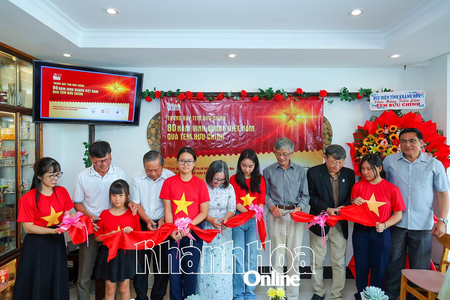 Các đại biểu cắt băng khai mạc trưng bày tem bưu chính.