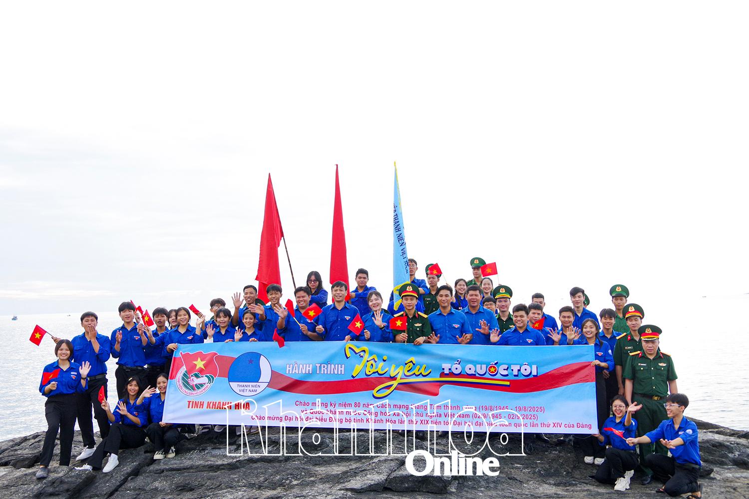 Cán bộ đoàn, đoàn viên, thanh niên tham gia hành trình Tôi yêu Tổ quốc tôi tại khu vực biển Hòn Gầm, xã Đại Lãnh.