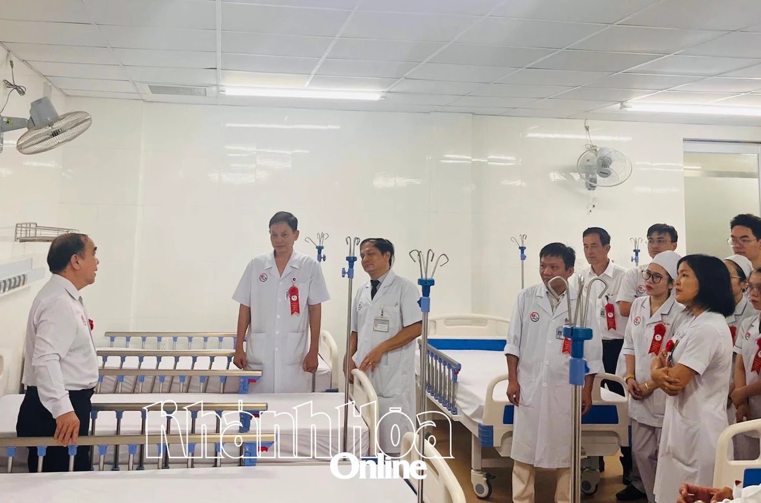 Lãnh đạo Bệnh viện Đa khoa Khánh Hoà tham quan các phòng bệnh của Khoa Đột quỵ