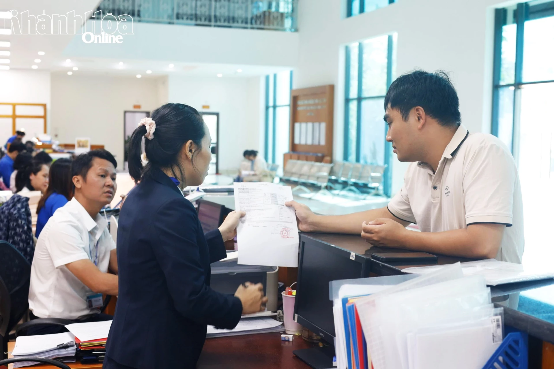 Khách hàng giao dịch tại Kho bạc Nhà nước Khu vực XIV.