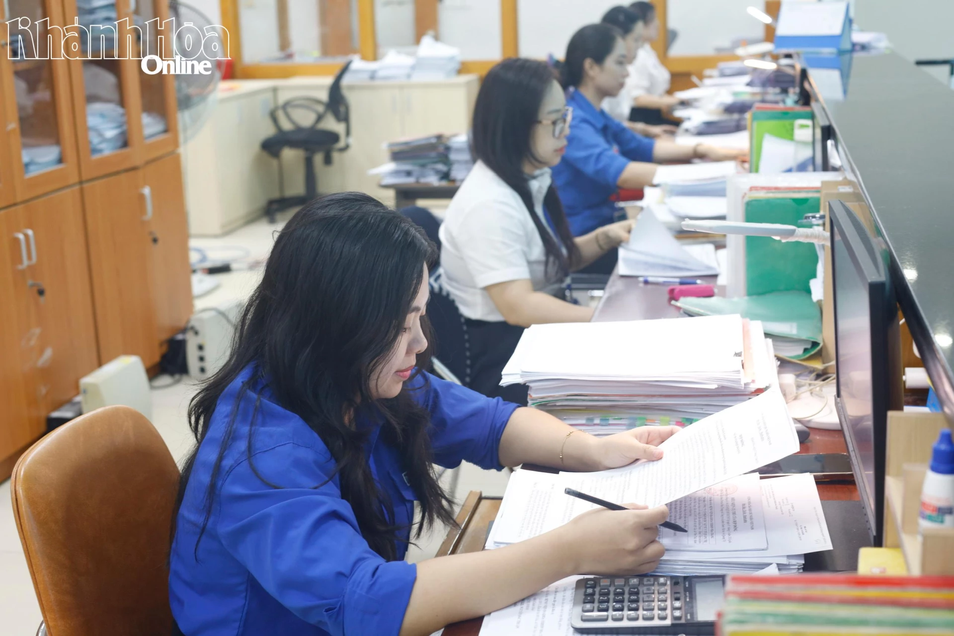 Cán bộ, công chức Kho bạc Nhà nước Khu vực XIV trực làm việc trong ngày 30-8 để đảm bảo công tác chi trả, thanh toán cho hoạt động tặng quà 2-9 cho Nhân dân.