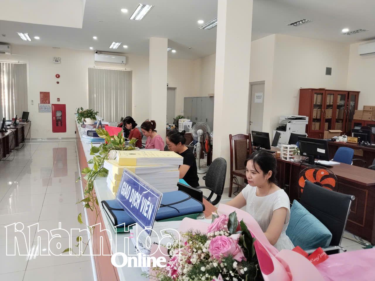 Cán bộ Phòng giao dịch số 1 (thuộc Kho bạc Nhà nước khu vực XIII) có trụ sở tại TP. Cam Ranh trực làm việc xuyên suốt trong dịp nghỉ lễ 2-9.