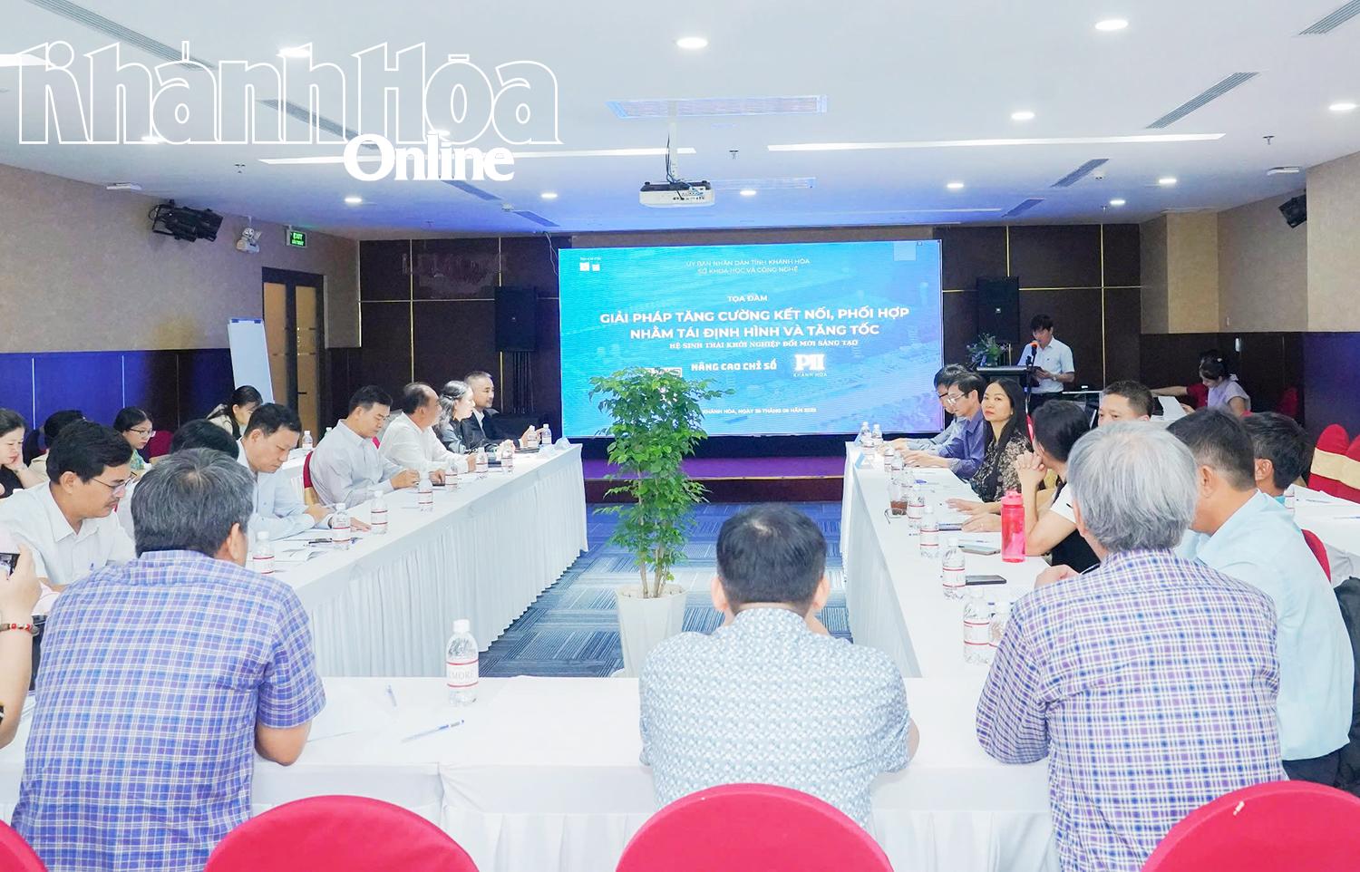 Quang cảnh buổi tọa đàm.