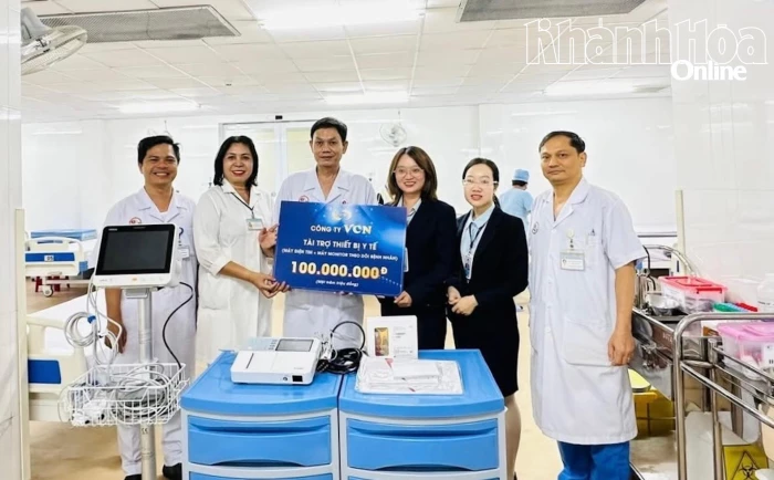 Công ty Cổ phần Đầu tư VCN trao tặng thiết bị y tế cho Bệnh viện Đa khoa Khánh Hòa