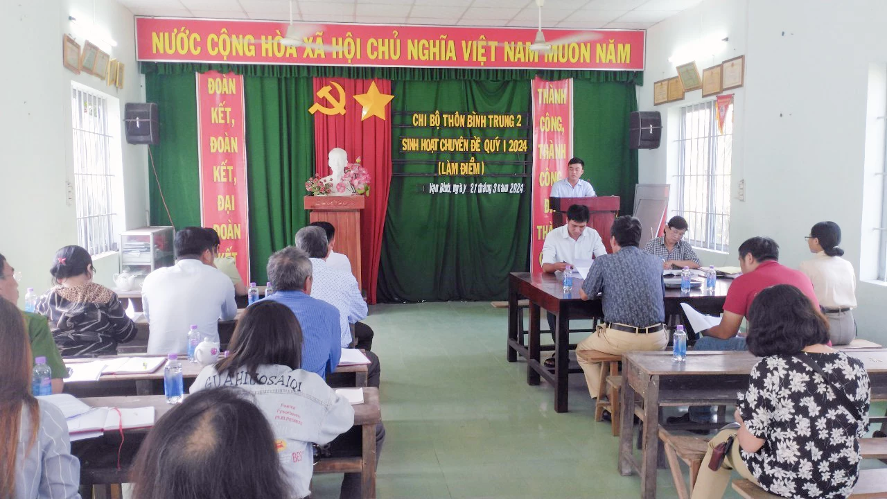 Chi bộ thôn Bình Trung 2, Đảng bộ xã Vạn Thắng sinh hoạt chuyên đề.