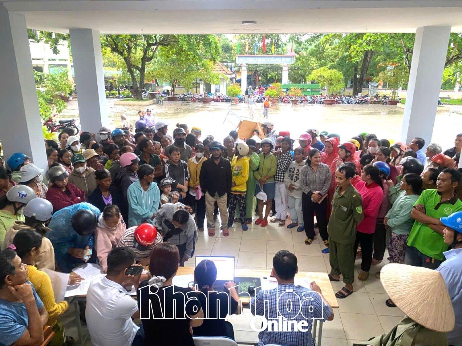 Đông đảo người dân xã Khánh Vĩnh tới địa điểm nhận tiền.