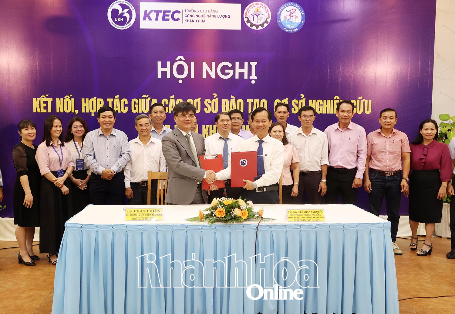 Lãnh đạo Trường Đại học Khánh Hòa và Trường Cao đẳng Công nghệ - Năng lượng Khánh Hòa ký kết hợp tác.