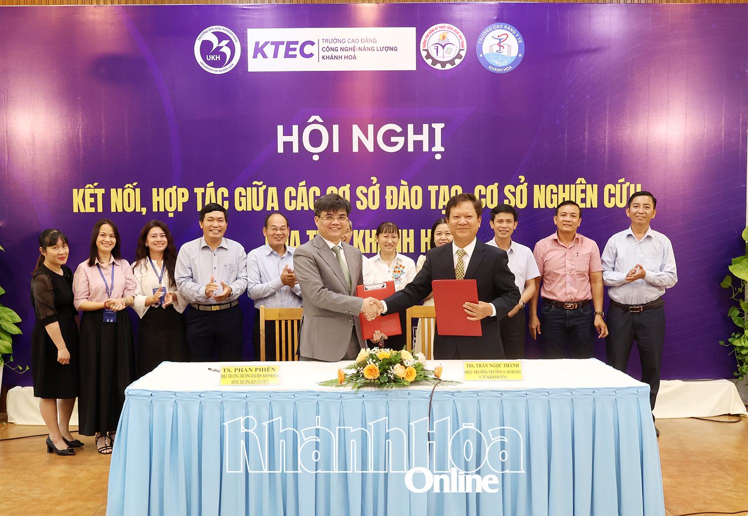 Lãnh đạo Trường Đại học Khánh Hòa và Trường Cao đẳng Y tế Khánh Hòa ký kết hợp tác.