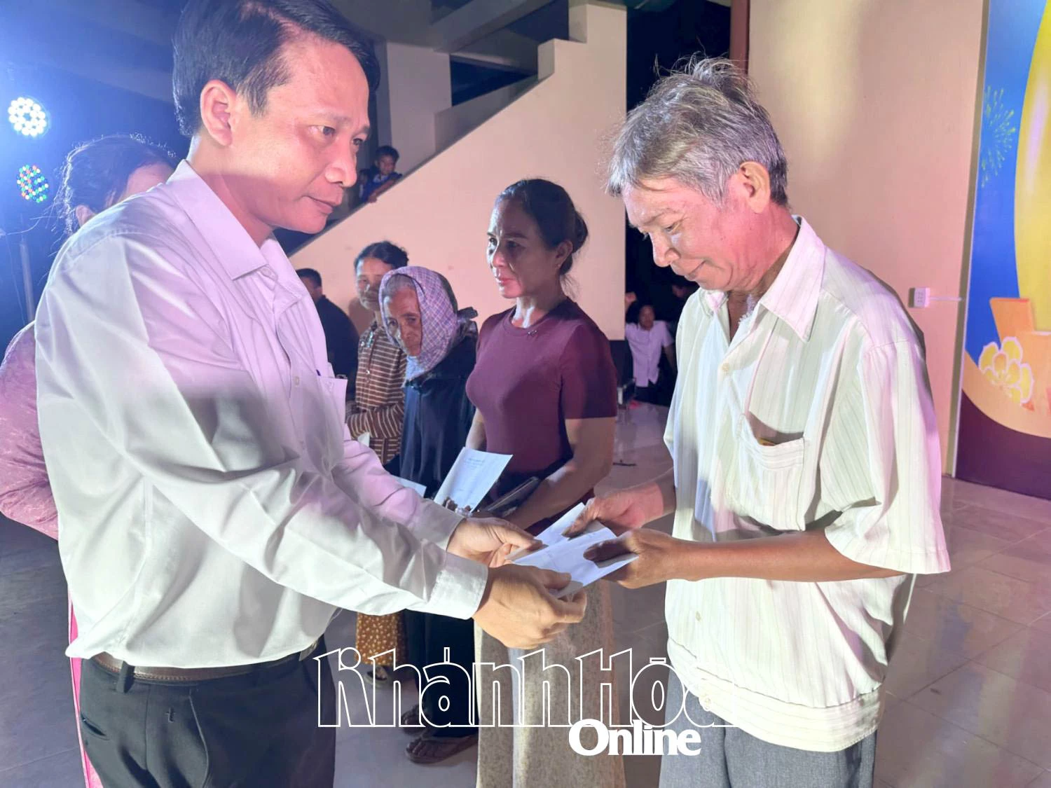 Lãnh đạo xã Phước Hà tặng quà cho các gia đình Bà mẹ Việt Nam anh hùng và người có công với cách mạng.