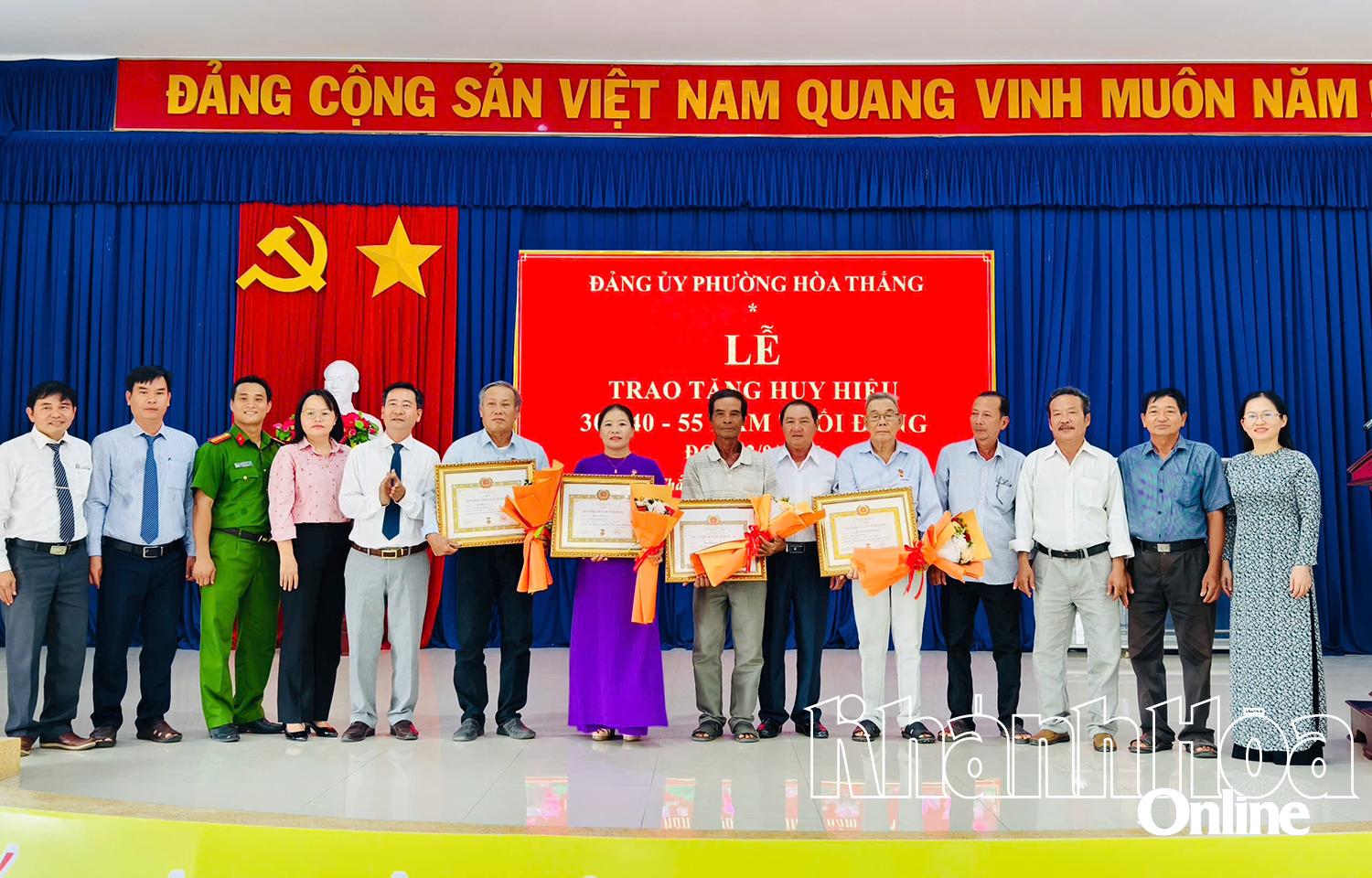 Lãnh đạo phường Hòa Thắng chúc mừng các đảng viên