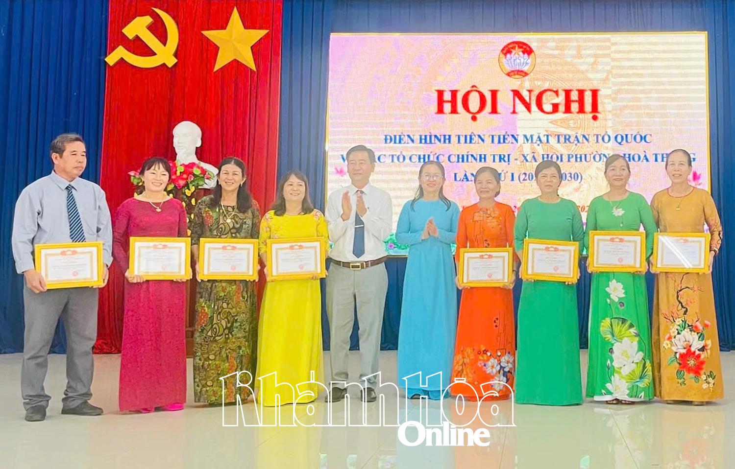 Lãnh đạo phường Hòa Thắng trao giấy khen cho các tập thể.