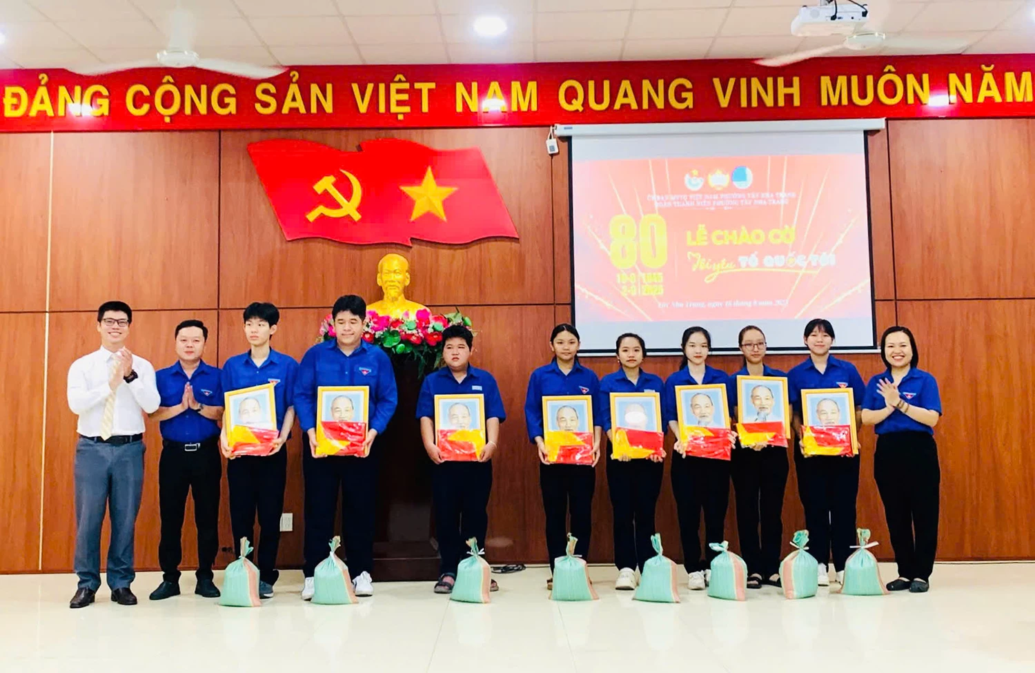Lãnh đạo Uỷ ban MTTQ Việt Nam phường và Đoàn Thanh niên trao quà cho các đoàn viên thanh niên