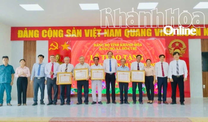 Đảng ủy xã Hòa Trí trao Huy hiệu Đảng đợt 2-9 cho 6 đảng viên