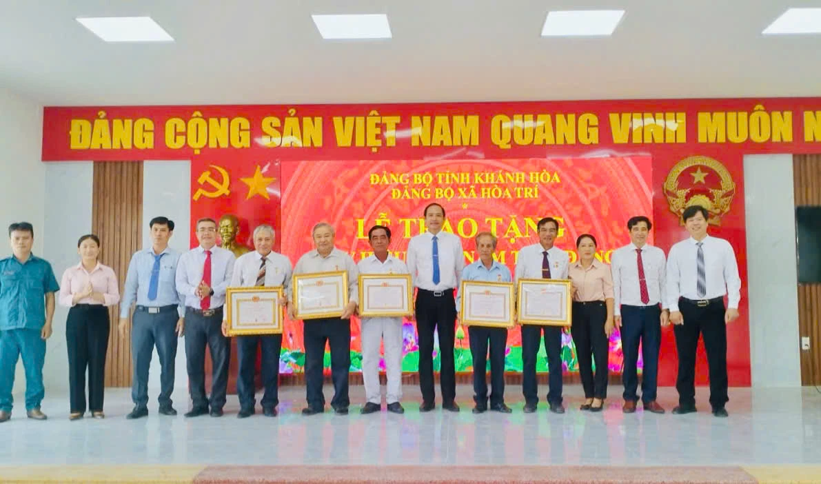 Lãnh đạo xã Hòa Trí chúc mừng các đảng viên nhận Huy hiệu 40 và 30 tuổi Đảng.