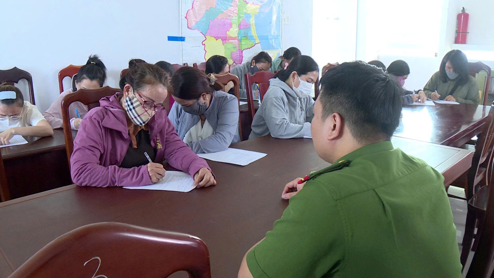 Lực lượng Công an làm việc với các đối tượng trong đường dây tổ chức đánh bạc dưới hình thức mua bán lô đề.