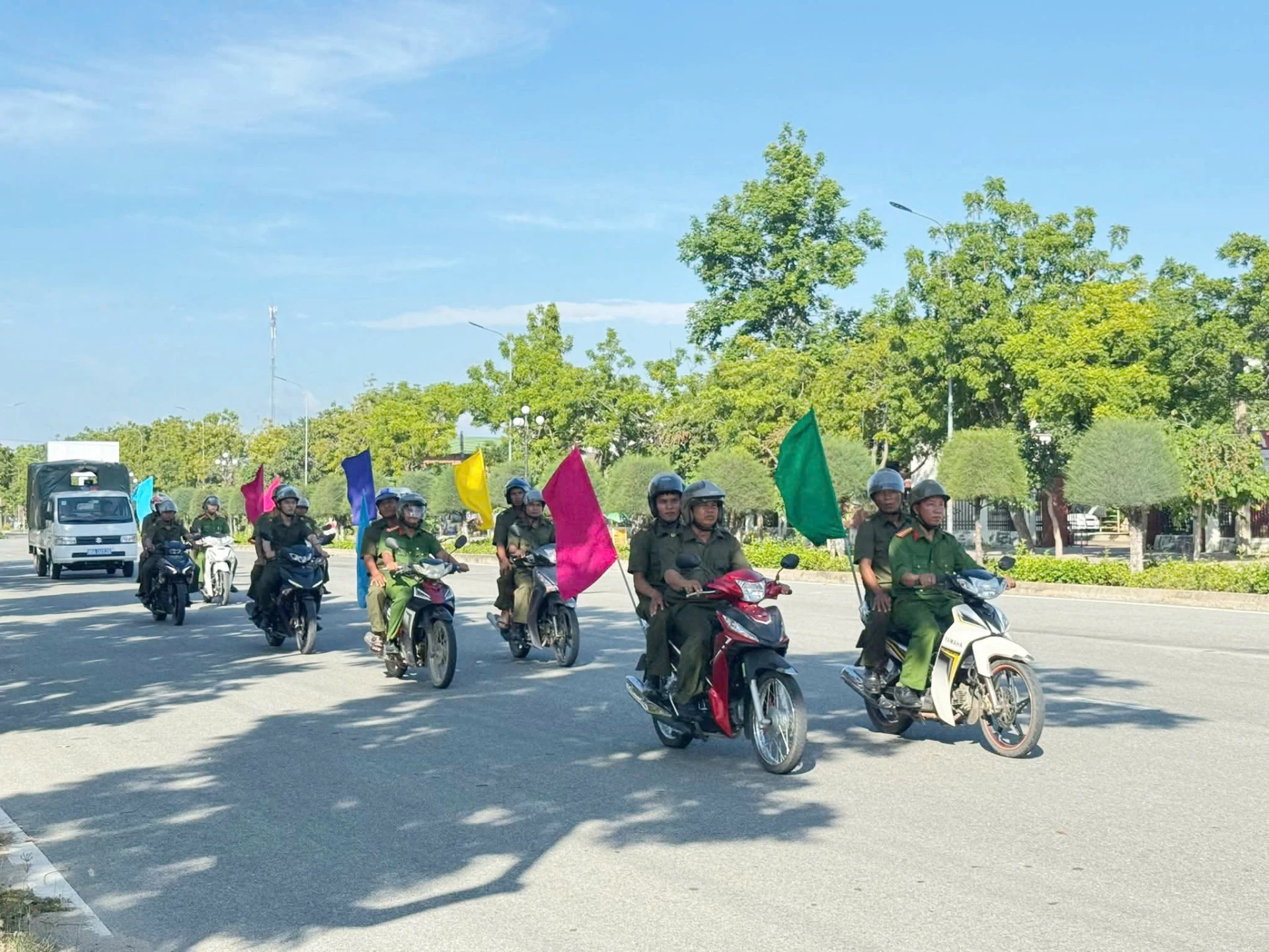 Lực lượng Công an xã Bác Ái Đông diễu hành, kêu gọi nhân dân tích cực tham gia hưởng ứng đợt cao điểm.