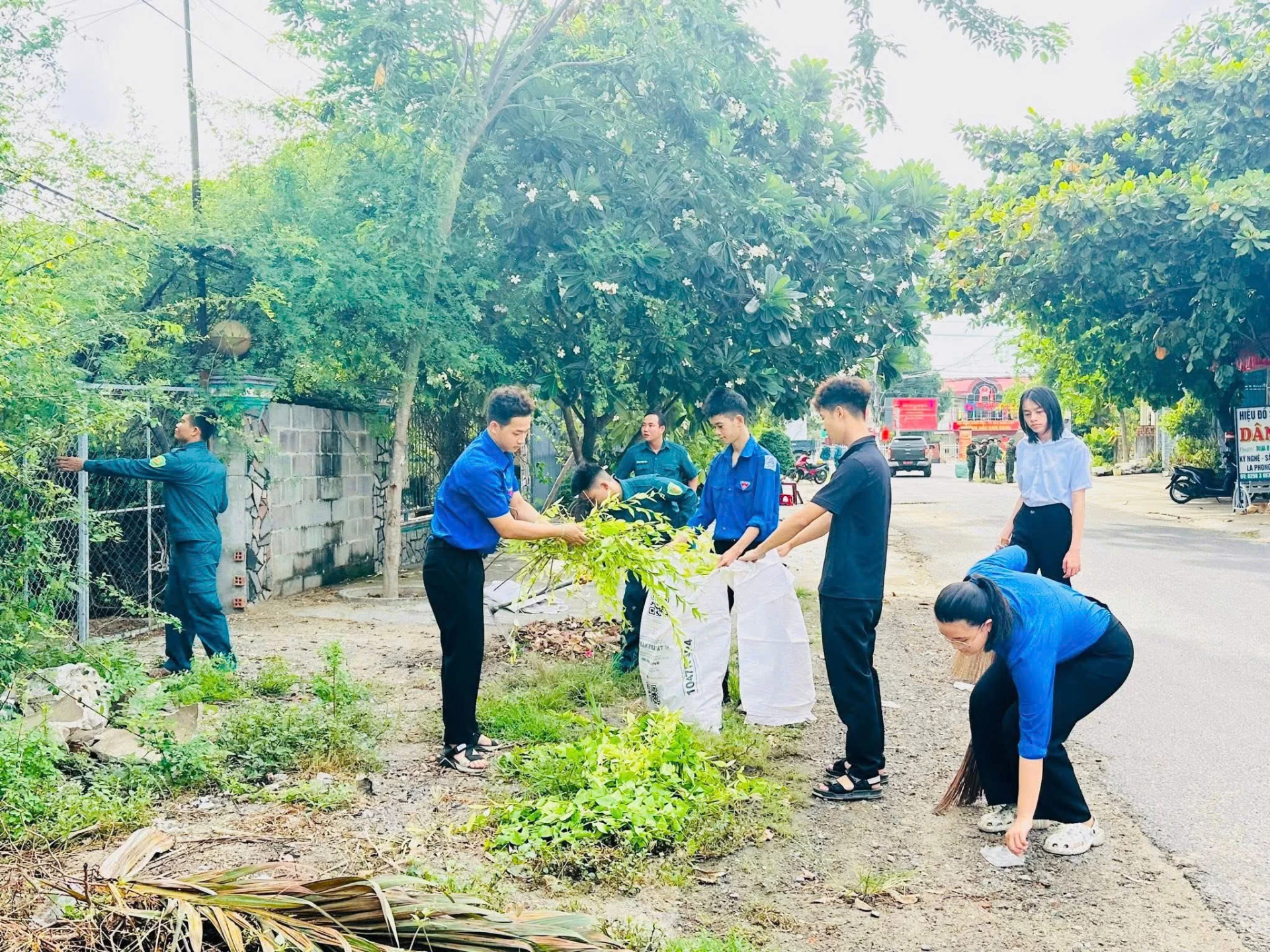 Lực lượng đoàn viên tham gia dọn vệ sinh trong khu vực dân cư.