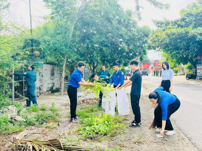 Phường Bắc Cam Ranh ra quân vệ sinh môi trường chào mừng kỷ niệm 80 năm Quốc khánh