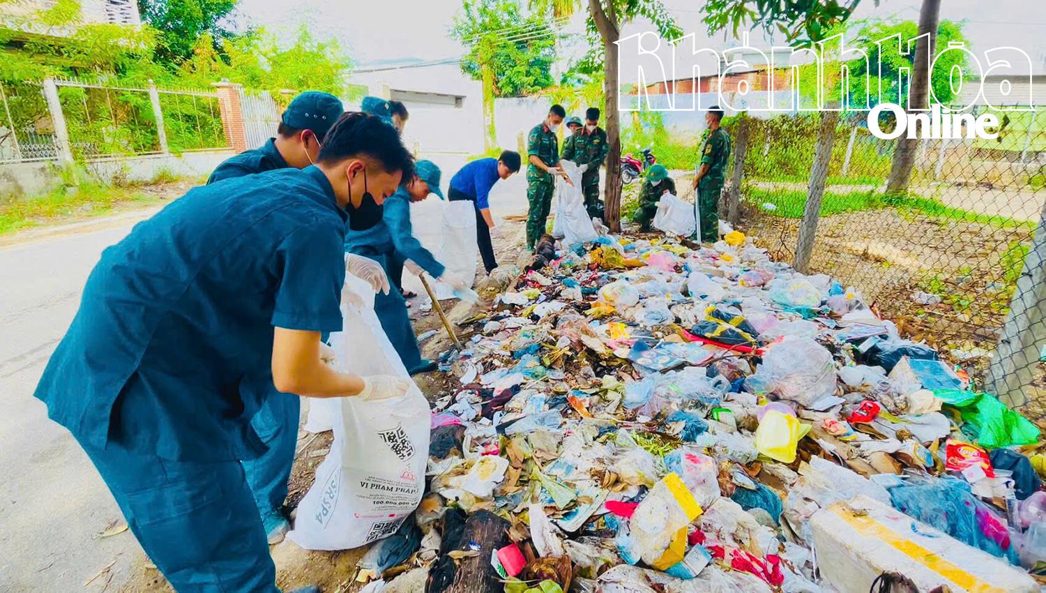 Lực lượng đoàn viên, thanh niên và các chiến sĩ thu dọn rác trên các tuyến đường
