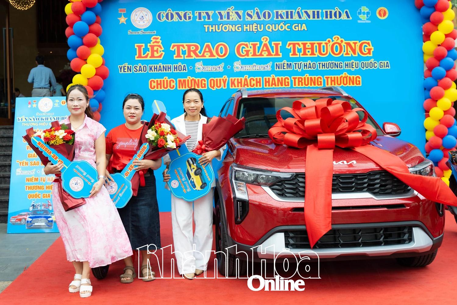 Ba khách hàng may mắn với các giải thưởng lớn trong dịp tri ân khách hàng của Công ty Yến sào Khánh Hòa.