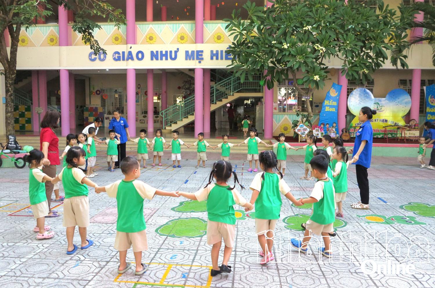 Các bé Trường Mầm non Hướng Dương (phường Bắc Nha Trang) tham gia hoạt động ngoài trời.