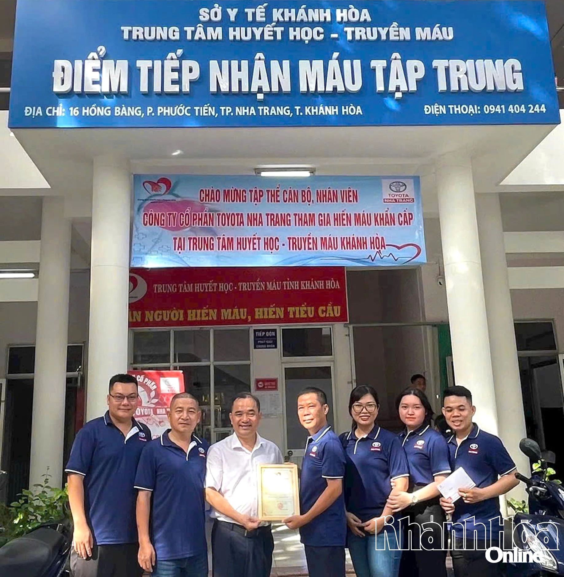 Lãnh đạo Trung tâm Huyết học - Truyền máu trao tặng bảng tri ân đến Công ty Cổ phần Toyota Nha Trang.