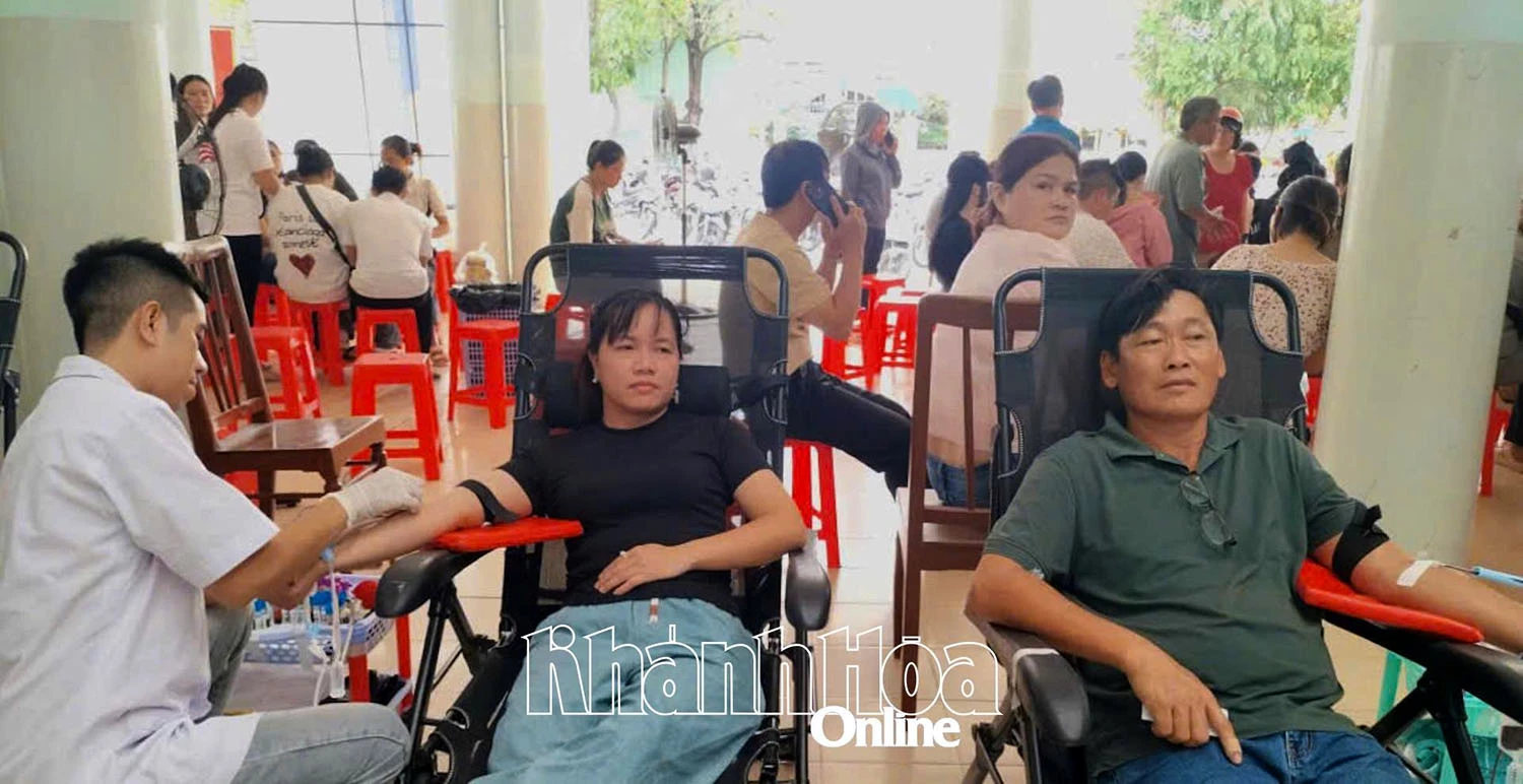 Người dân tham gia hiến máu tình nguyện.
