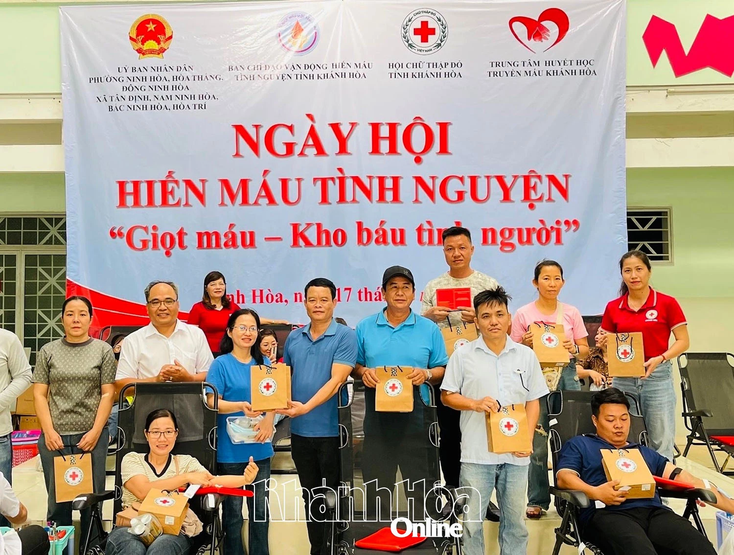 Ban Tổ chức trao tặng quà cho những người tham gia hiến máu đầu tiên trong ngày hội.