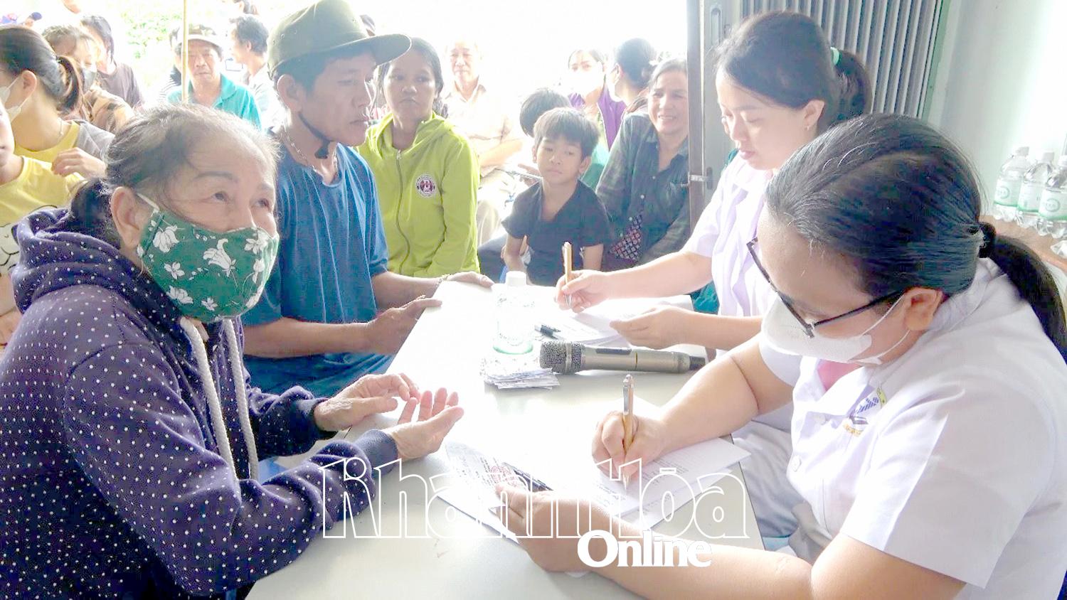 Người khuyết tật được thăm khám tại chương trình.