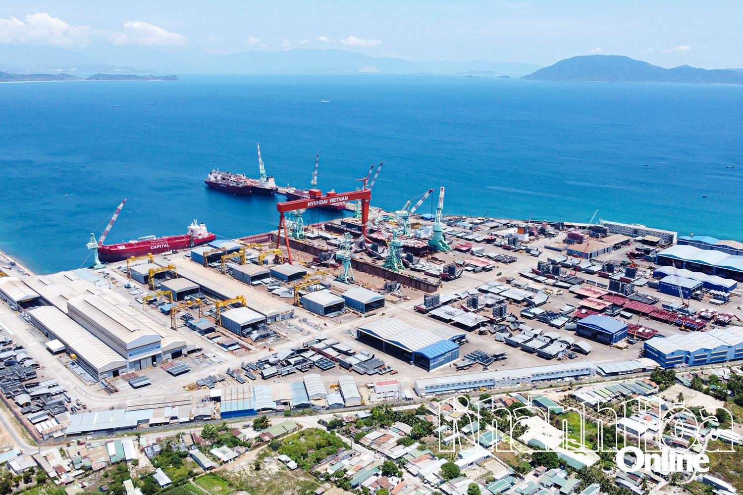 Nhà máy đóng tàu HD Hyundai Việt Nam tại phía nam vịnh Vân Phong. Ảnh: Đ.LÂM
