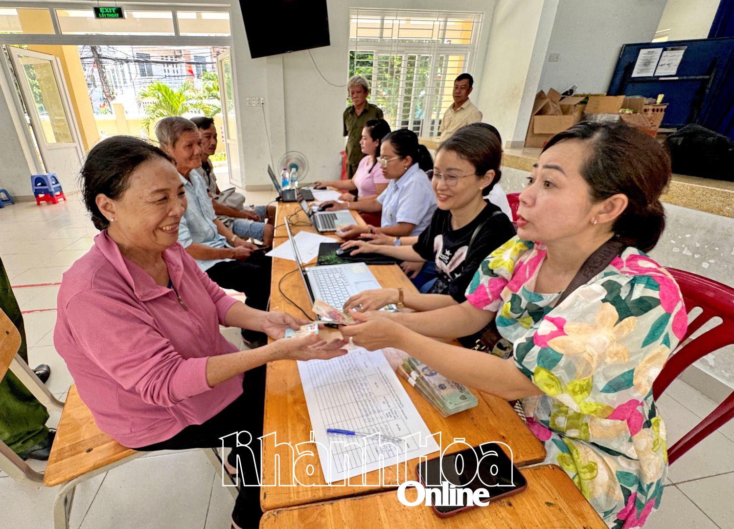 Người dân phường Nha Trang phấn khởi nhận tiền quà.