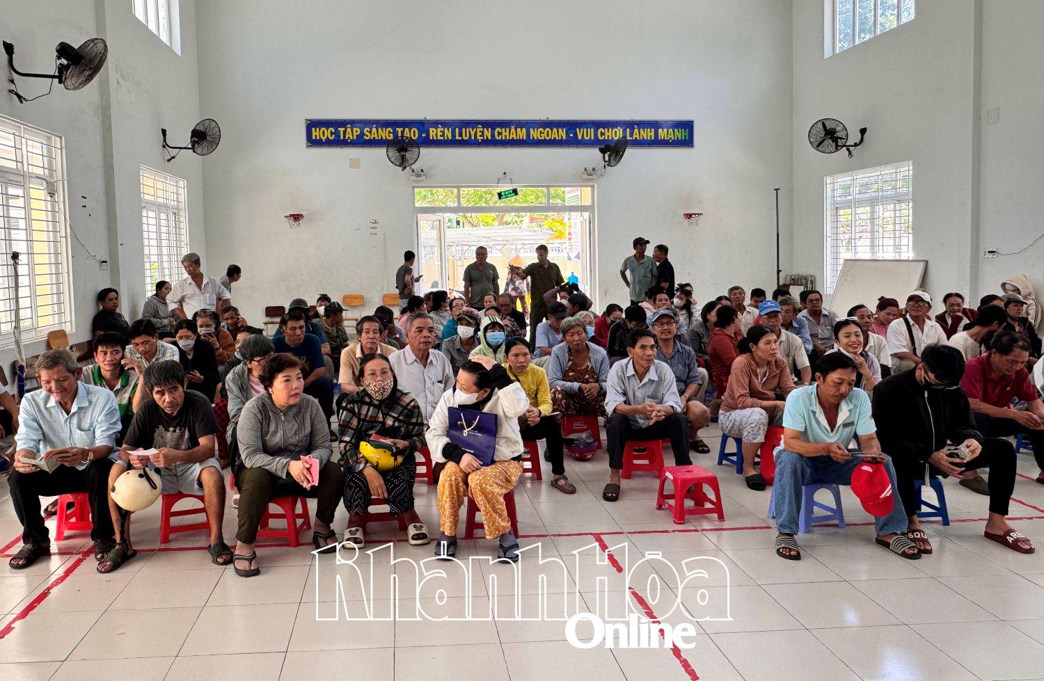 Người dân phường Nha Trang chờ đến lượt nhận tiền.