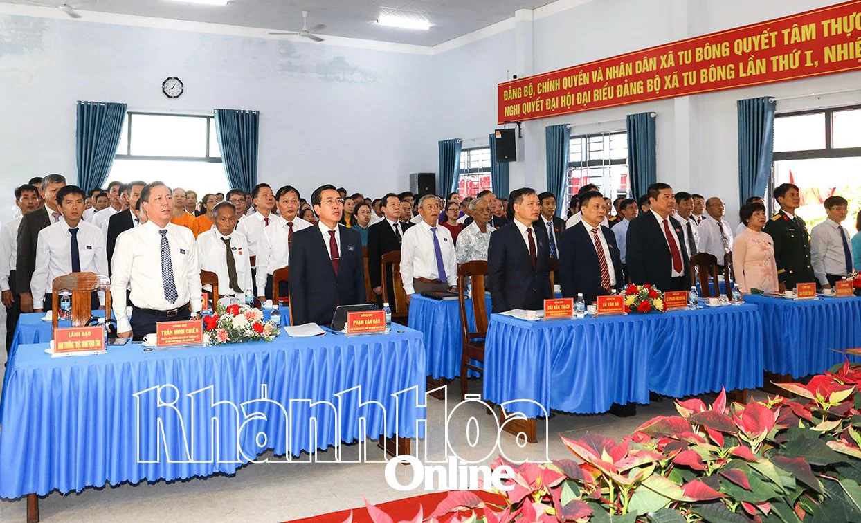 Các đại biểu thực hiện nghi thức chào cờ.