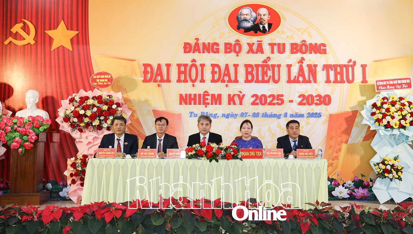 Đoàn Chủ tịch điều hành đại hội.