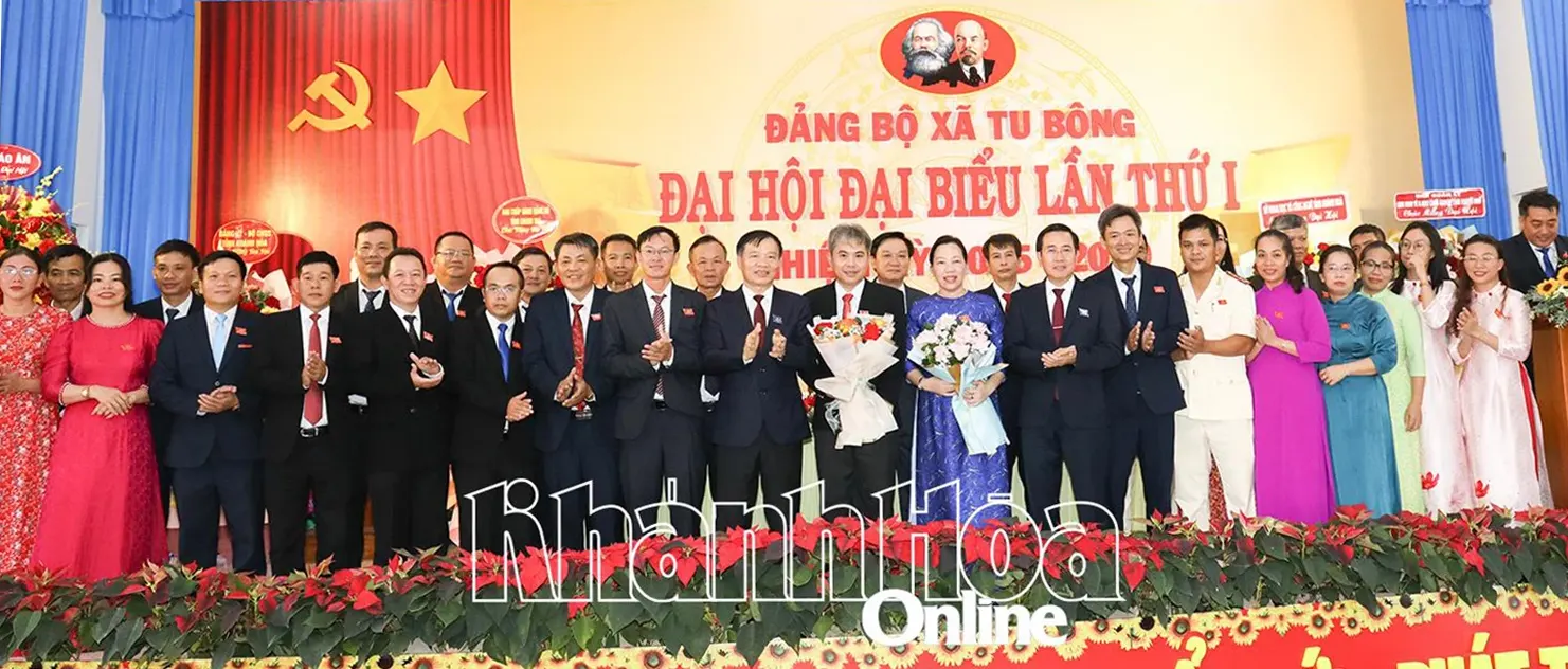 Đồng chí Phạm Văn Hậu và các đại biểu tặng hoa chúc mừng Ban Chấp hành Đảng bộ xã Tu Bông nhiệm kỳ 2025 - 2030.