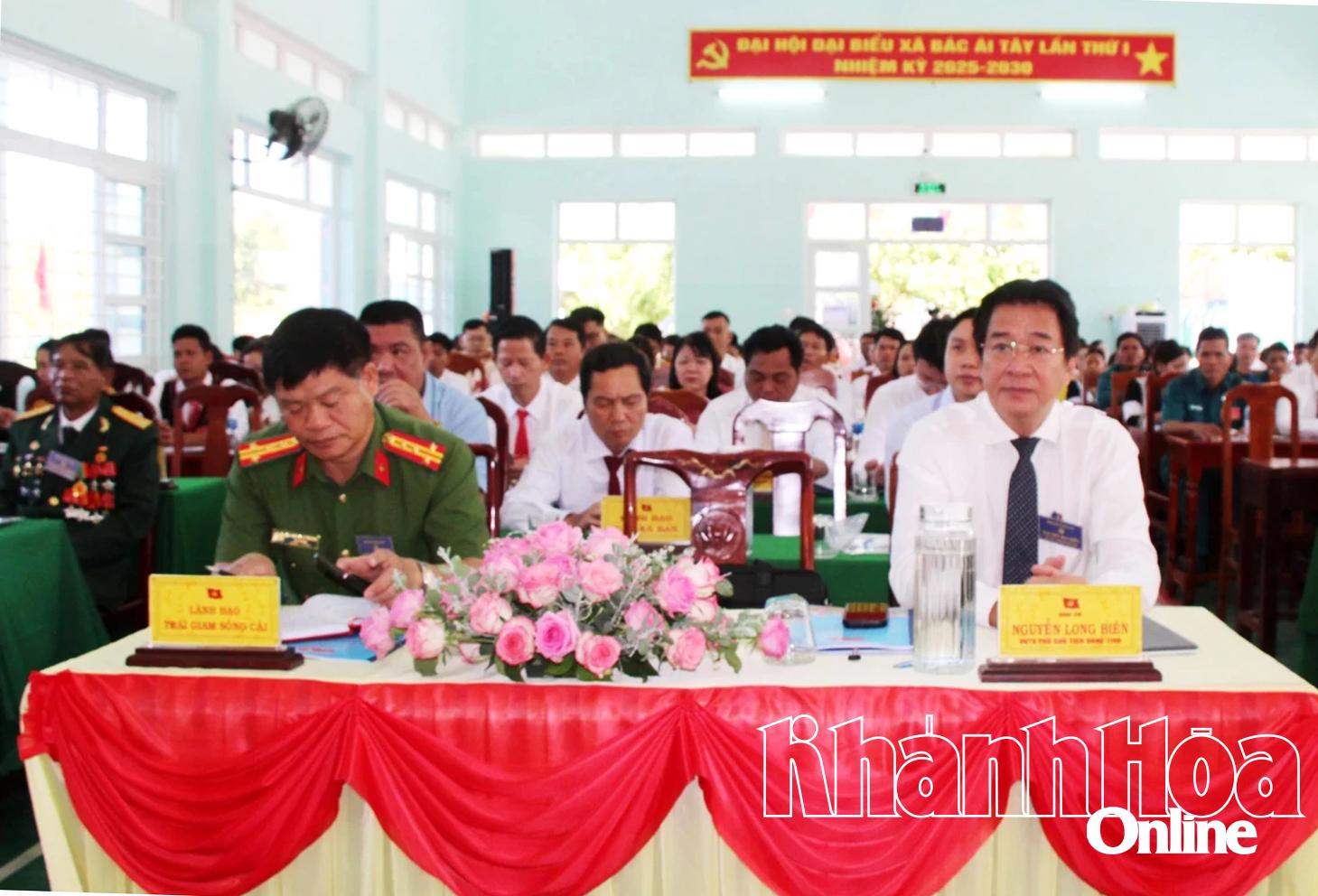 Đồng chí Nguyễn Long Biên - Ủy viên Ban Thường vụ Tỉnh ủy, Phó Chủ UBND tỉnh và lãnh đạo các sở ban, ngành, địa phương dự đại hội.