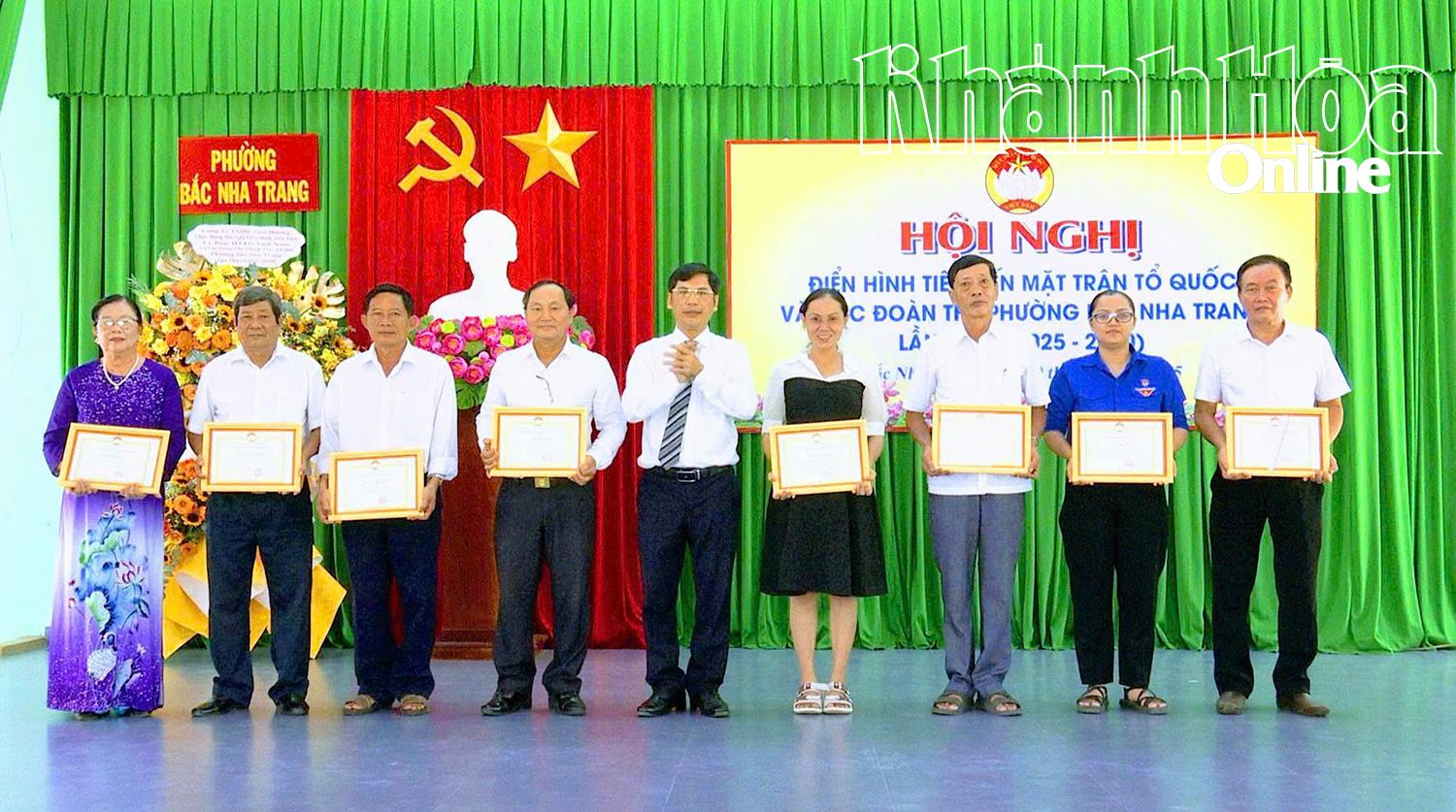 Ông Đặng Quốc Bảo - Phó Bí thư Thường trực Đảng ủy, Chủ nhiệm Uỷ ban kiểm tra Đảng ủy phường trao giấy khen cho các tập thể