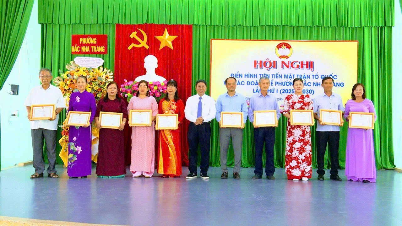 Ông Lê Xuân Huy - Phó Chủ tịch UBND phường Bác Nha Trang trao giấy khen cho các cá nhân