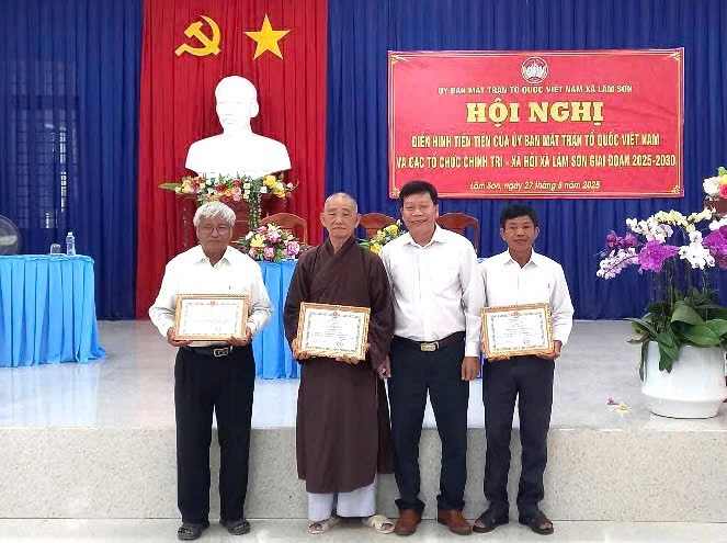 Ông Phạm Văn Bình - Phó Bí thư Thường trực Đảng uỷ, Chủ tịch HĐND xã trao giấy khen cho các tập thể