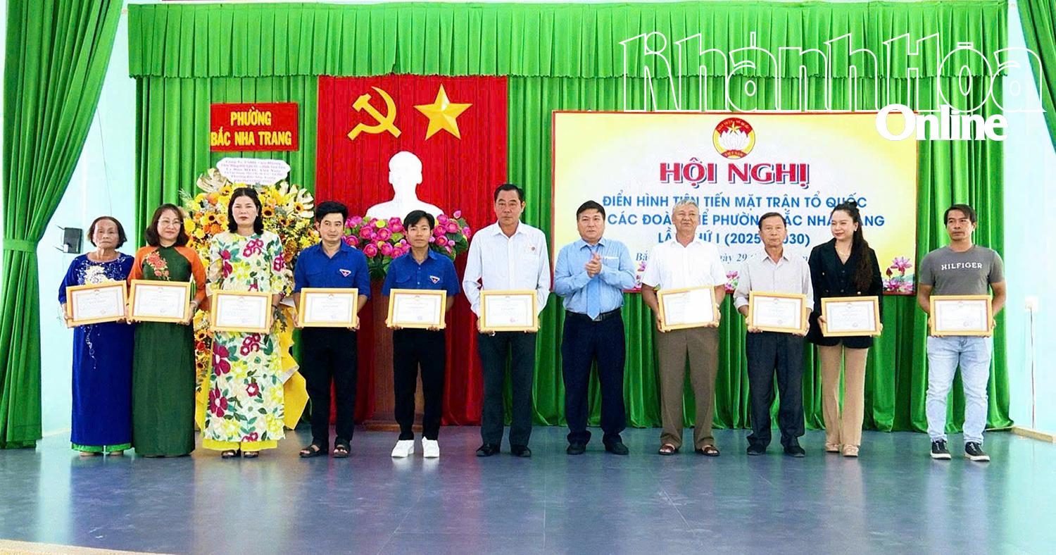 Ông Trần Hung Dũng - Chủ tịch Ủy ban MTTQ Việt Nam phường Bắc Nha Trang trao giấy khen cho các cá nhân