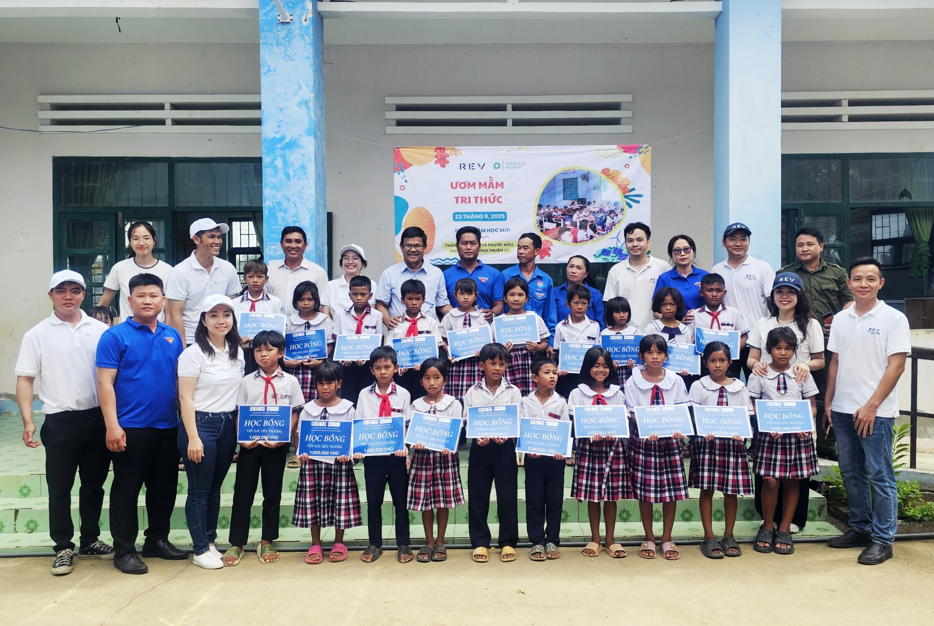 Đoàn xã Phước Hữu và các đơn vị tài trợ trao tặng học bổng cho học sinh nghèo vượt khó.