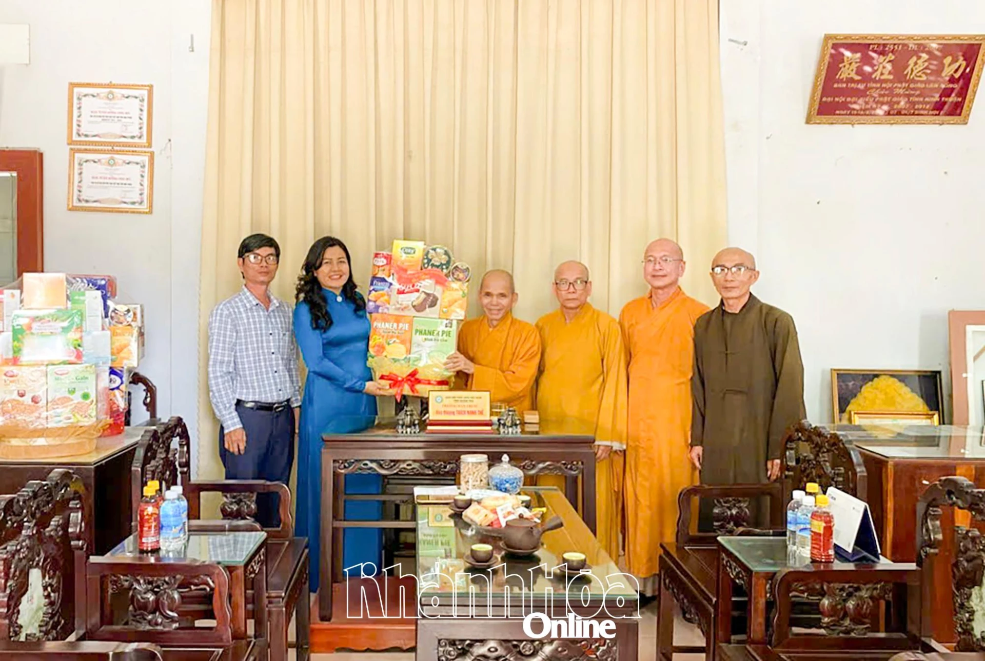 Đồng chí Phan Thị Ngân Hạnh thăm, tặng quà Ban Trị sự Giáo hội Phật giáo Việt Nam tỉnh - Văn phòng Phan Rang.