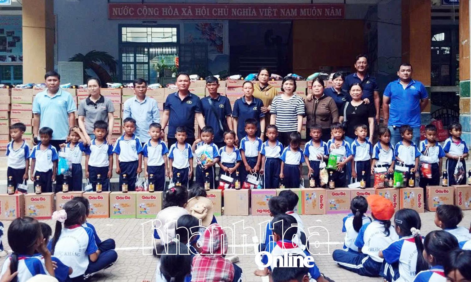 Lãnh đạo Trường Tiểu học và THCS Phước Kháng và gia đình ông Lê Văn Tha tặng quà cho học sinh có hoàn cảnh khó khăn.