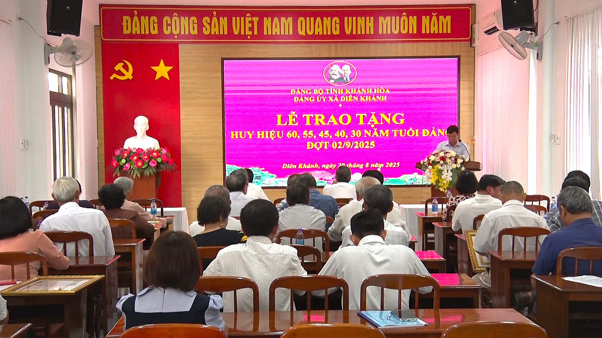 Quang cảnh lễ trao tặng Huy hiệu Đảng đợt 2-9.