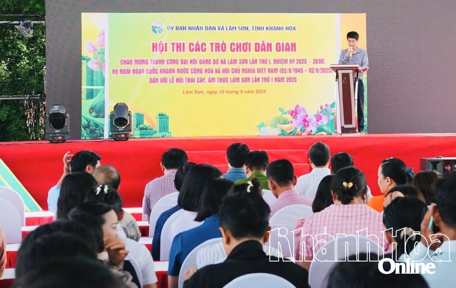 Quang cảnh hội thi các trò chơi dân gian.