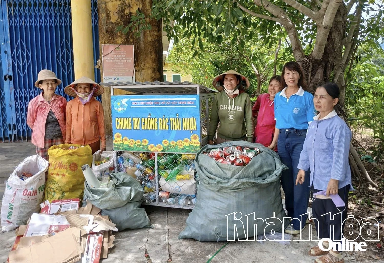 Cán bộ, hội viên, phụ nữ xã thu gom, phân loại rác thải nhựa.