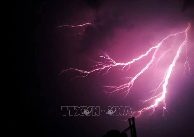 Tia sét trên bầu trời thành phố Ghaziabad, Ấn Độ. Ảnh tư liệu: ANI/TTXVN