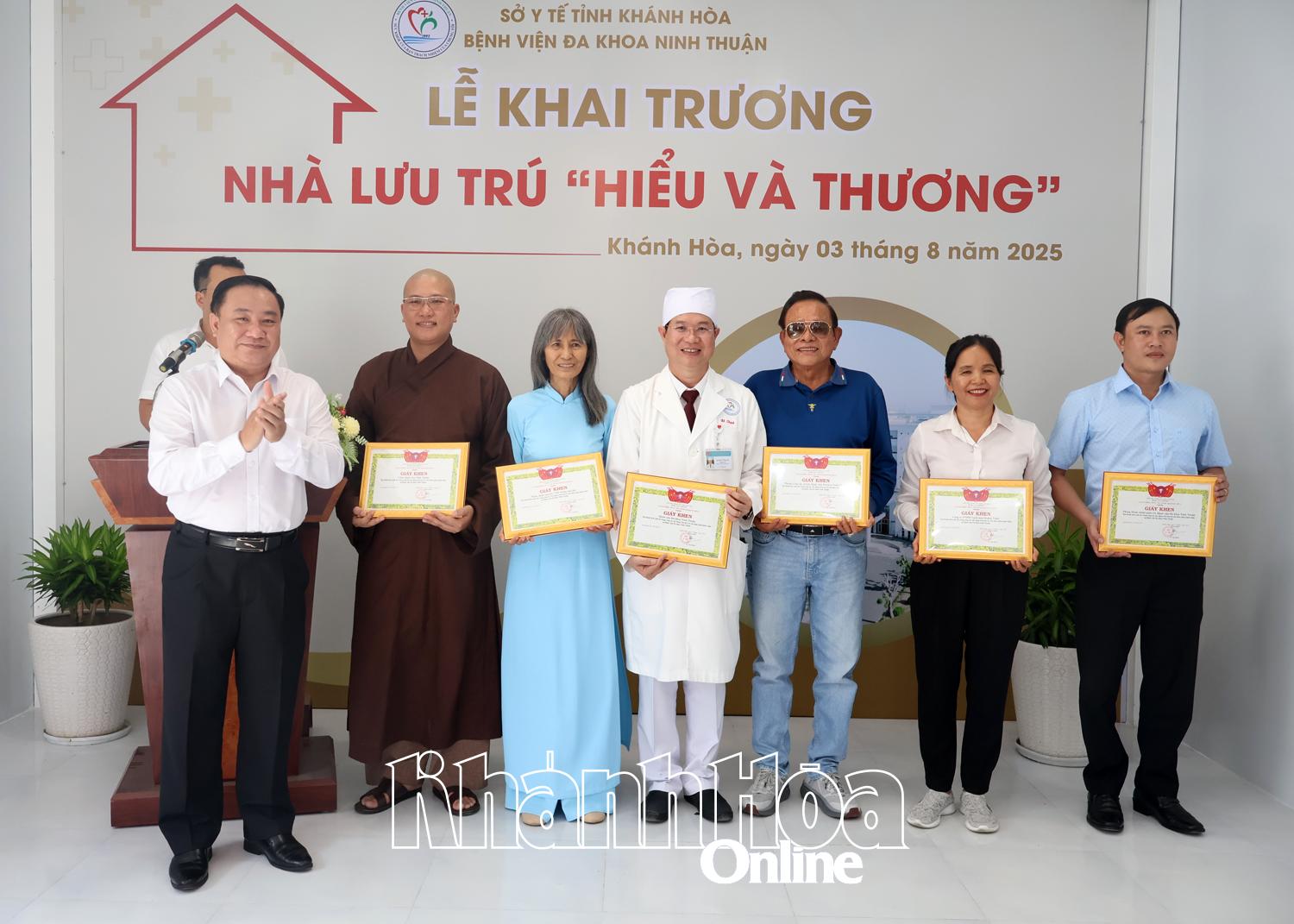 Lãnh đạo Sở Y tế tặng giấy khen của Giám đốc Sở Y tế cho các tập thể đạt thành tích xuất sắc trong công tác xây dựng nhà lưu trú cho thân nhân bệnh nhân tại Bệnh viên Đa khoa Ninh Thuận.