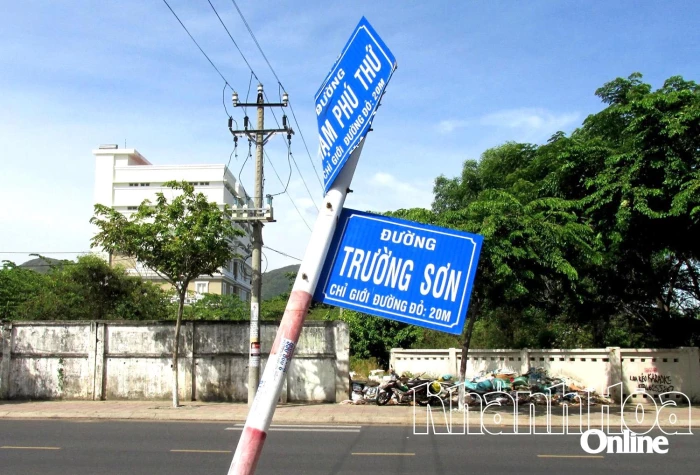 Trụ biển báo và biển tên đường bị nghiêng, bẻ gập