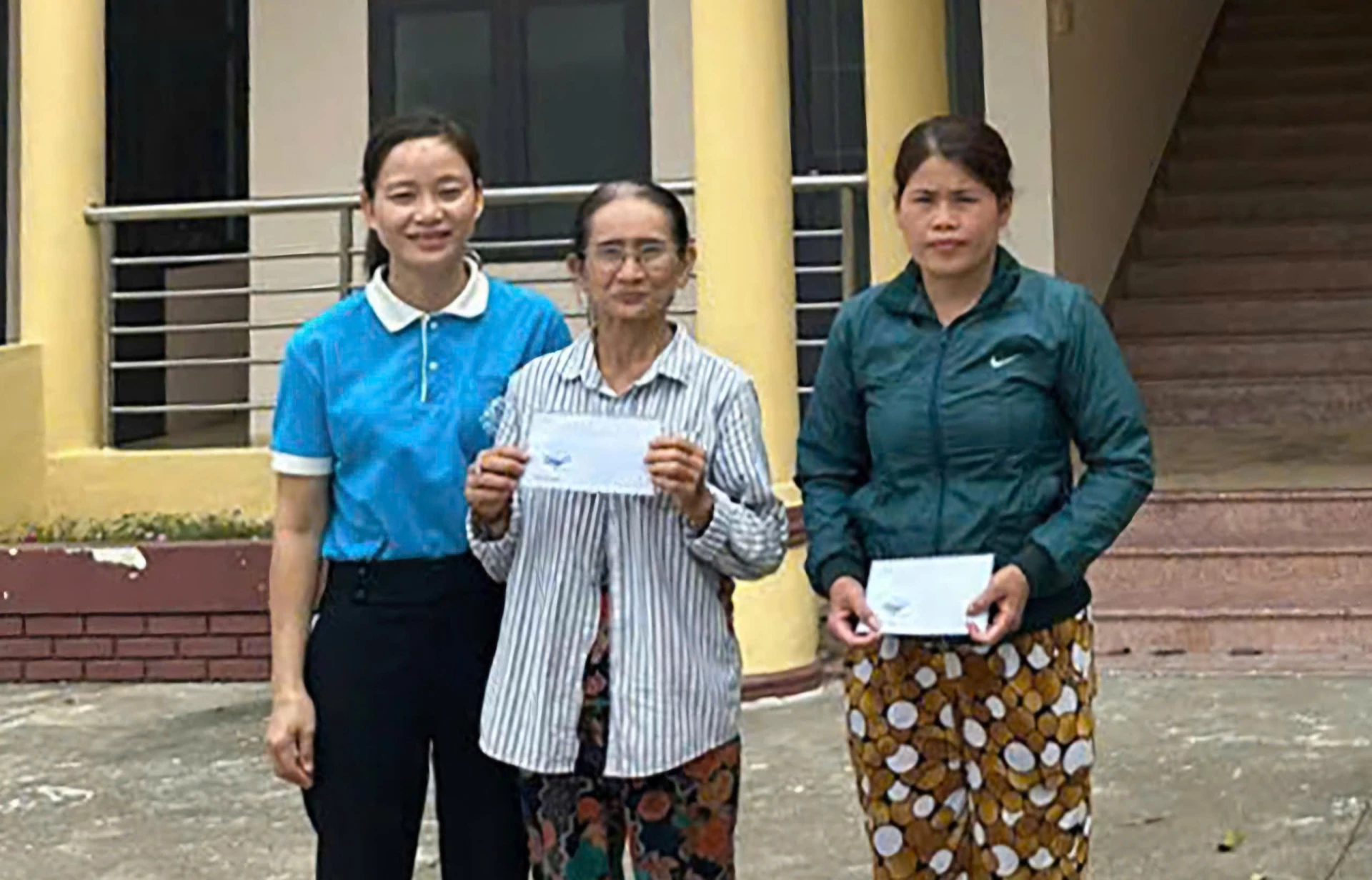 Hội Liên hiệp Phụ nữ xã Tây Ninh Hòa tặng quà cho phụ nữ có hoàn cảnh khó khăn.